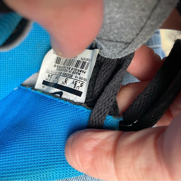 Nike soccer cleats - Picture 4 of 4